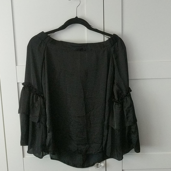 ❄️ 3/$25 Wide-Shoulder Ruffle Sleeved Blouse - Picture 3 of 3